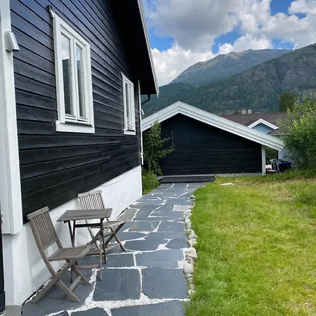 2 Mannsbolig I Sentrum, Naer Skianlegget - 3 Sov Og 7 Sengeplasser *