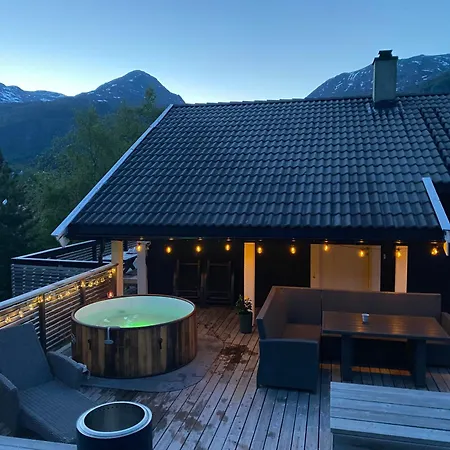 2 Mannsbolig I Sentrum, Naer Skianlegget - 3 Sov Og 7 Sengeplasser *